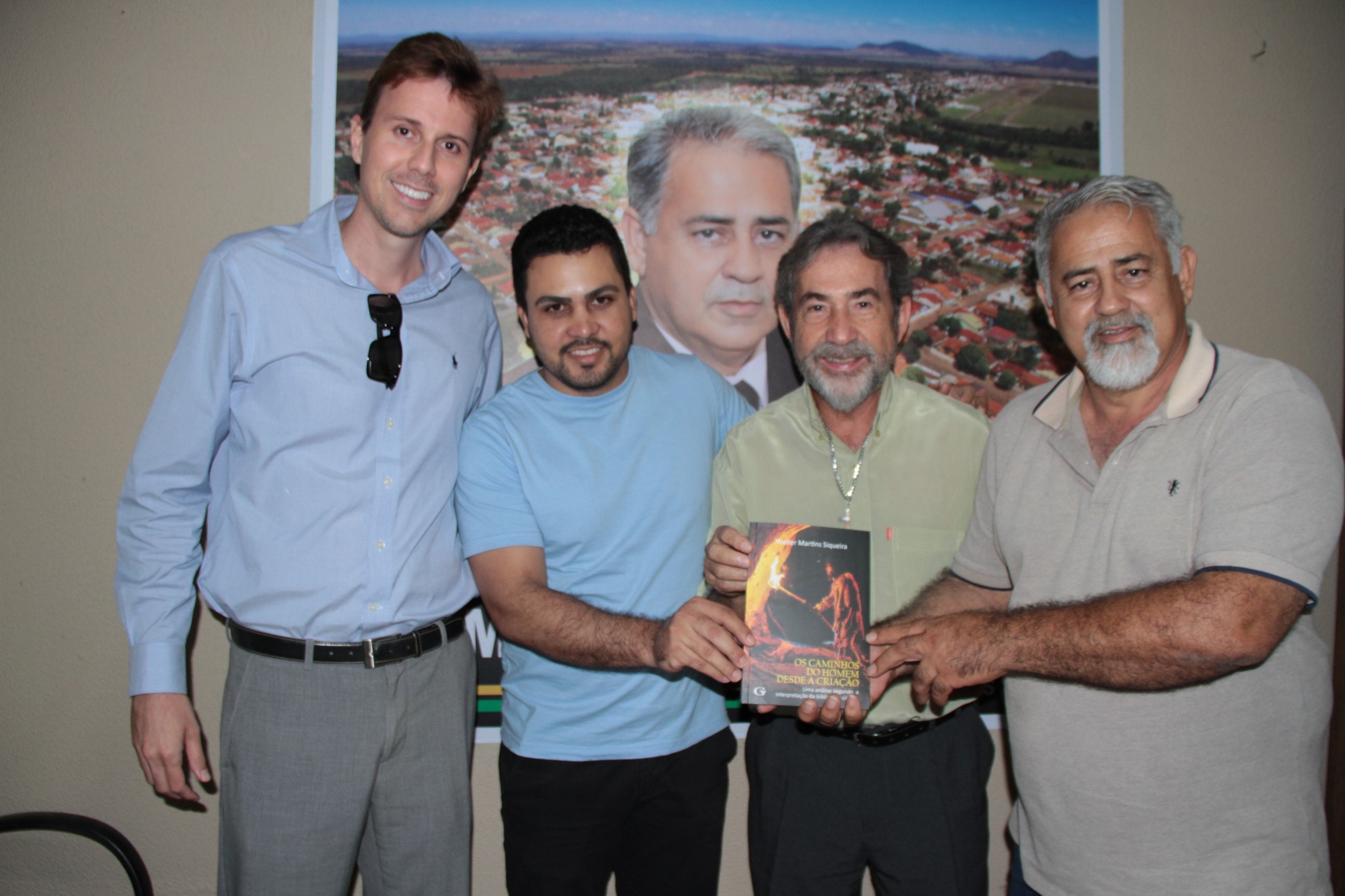 Escritor de Campinorte visita a sede da Cãmara para apresentar seu novo livro.